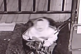 Bé 3 tuổi bị cha nhốt vào túi du lịch rồi bỏ rơi