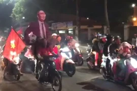 Những kiểu ăn mừng ‘không đụng hàng’ của CĐV Việt Nam