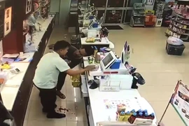 Cướp tấn công NV cửa hàng nhưng áy náy vì ra tay quá mạnh