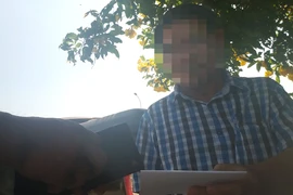 Video: Cận cảnh 'cò' nhận tiền ở các trung tâm đăng kiểm