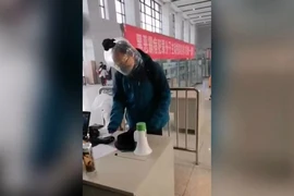 Sợ virus Corona, người đàn ông trùm chai nước kín đầu