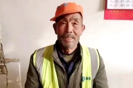 Công nhân vệ sinh góp tiền dành dụm ít ỏi cho tâm dịch Vũ Hán