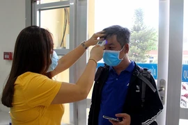 Bình Tân: Đo thân nhiệt người dân khi đến UBND quận
