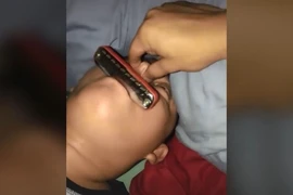 Thiếu niên thổi Harmonica bằng tiếng ngáy