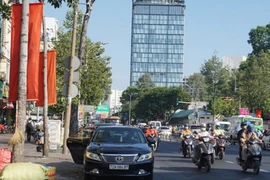 Video: Ô tô vẫn thản nhiên đậu trên tuyến đường xử phạt nguội
