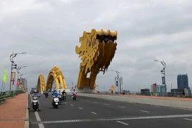 Đường phố Đà Nẵng vắng ngắt, không bóng dáng taxi