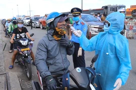Video: Kiểm tra y tế hàng ngàn xe vào TP.HCM, phòng COVID-19