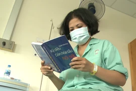 Bệnh nhân được thư giãn với tủ sách trong bệnh viện 