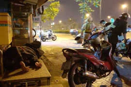Video: Sinh viên lăn ra ngủ khi bị cảnh sát giao thông phạt 