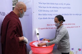 Phật tử góp sức mở ATM gạo phát cho người nghèo