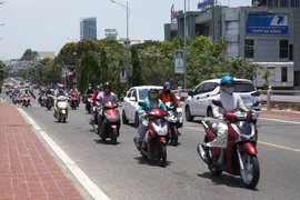 Người dân Đà Nẵng trốn nắng nóng gay gắt đầu hè