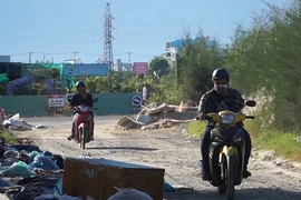 Đà Nẵng: Rác thải tràn ra đường trong khu dân cư