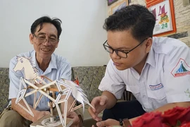 Mong muốn truyền lửa của người thầy ‘ve chai’