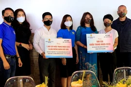 Tặng 1.000 khẩu trang nhựa cho y bác sỹ tuyến đầu chống dịch