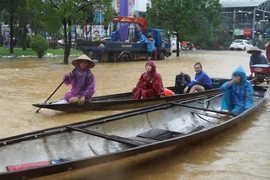 Nước sông dâng cao, nhiều nơi ở Huế ngập nặng