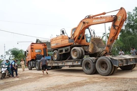 Huy động nhiều máy xúc tiếp cận thủy điện Rào Trăng 3