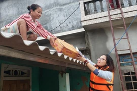 Video: Báo Pháp Luật TP.HCM vượt lũ trao quà cho 200 hộ dân