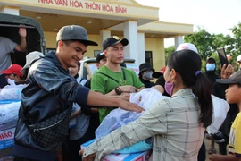 Lê Dương Bảo Lâm trao tận tay 350 hộ dân 179 triệu đồng