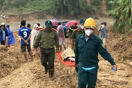  Nỗ lực tìm kiếm người mất tích trong vụ sạt lở ở Trà Leng