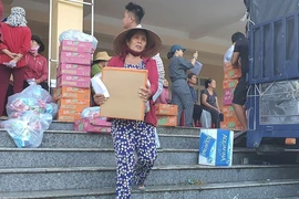 400 phần quà được trao cho bà con ở Quảng Nam