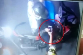 Video: Người lớn xúi trẻ con trộm điện thoại ở quận 6