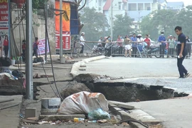 Video: Cận cảnh 'hố tử thần' khiến dân phải di dời ở Hà Nội