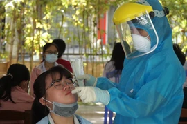 Video: Hơn 13.000 học sinh Đà Nẵng thi vào lớp 10 được xét nghiệm COVID-19 