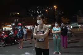 Video: 32 trường hợp F1 ở Bình Tân đi cách ly tập trung trong đêm