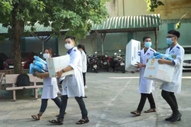 Video: Hơn 100 sinh viên ở Đà Nẵng vào Phú Yên chống dịch