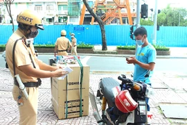 Video: Shipper công nghệ chịu phạt vì nhận giao hàng không thiết yếu