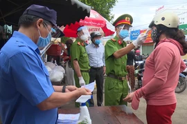 Video: Buôn Ma Thuột ngày đầu thực hiện phát phiếu vào chợ cho người dân