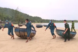 Video: Bộ đội, Công an Đà Nẵng giúp ngư dân chống bão số 5