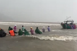 Video: Bộ đội biên phòng dầm mưa giúp ngư dân kéo tàu thuyền lên bờ tránh bão