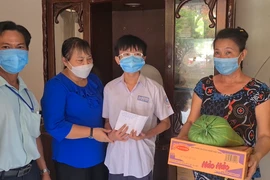 Video: Hỗ trợ thiết bị học trực tuyến cho 60.000 học sinh khó khăn ở Bình Dương