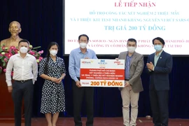 Video: Sovico, HD Bank, VietJet tặng TP.HCM 1 triệu bộ kit xét nghiệm COVID-19