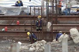 Video: Tái khởi công các công trình xây dựng tại vùng xanh