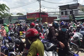 Video: Tổ chức theo đoàn đưa người dân kẹt ở cửa ngõ phía tây TP.HCM về quê 