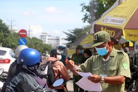 Video: Người dân Cần Thơ tự đi xe máy về quê mừng vui khi được tiếp đón