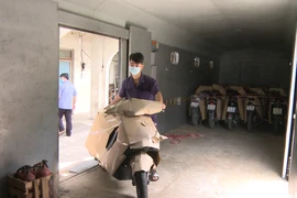 Chuyến tàu đặc biệt gắn thêm toa đưa người dân Tuyên Quang và xe máy về quê