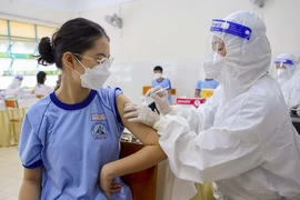 Video: Học sinh lớp 12 phấn khởi trong ngày đầu đi tiêm vaccine COVID-19
