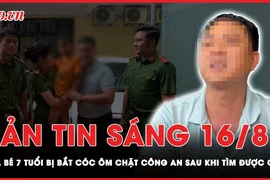 Bản tin sáng 16-8: Cha bé 7 tuổi bị bắt cóc ôm chặt công an sau khi tìm được con