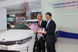 HLV Park Hang-seo nhận ôtô trước khi về Hàn Quốc ăn Tết