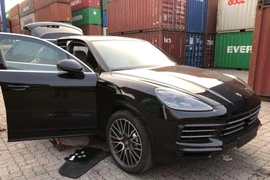 Xe sang ồ ạt cập cảng TP.HCM
