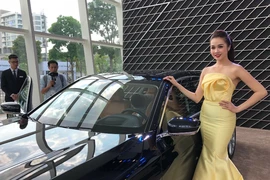 Hàng loạt xe sang cùng người đẹp 'đổ bộ' Sài Gòn