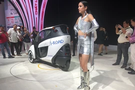 'Độc, lạ' chiếc xe điện 3 bánh I-Road tại triển lãm ô tô 2018