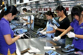 Khoảng 1 tỉ đôi giày được làm tại Việt Nam với giá 15 USD/đôi 