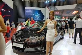 Ô tô 'xịn' giá chục tỷ đồng ồ ạt nhập về TP.HCM 