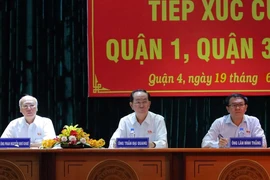 Chủ tịch nước tươi cười bắt tay cử tri TP.HCM 