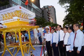Mô hình nhà giàn DK1 ở lễ hội Đường sách Tết Canh tý