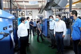 Chủ tịch TP.HCM đi kiểm tra chống dịch ở khu chế xuất